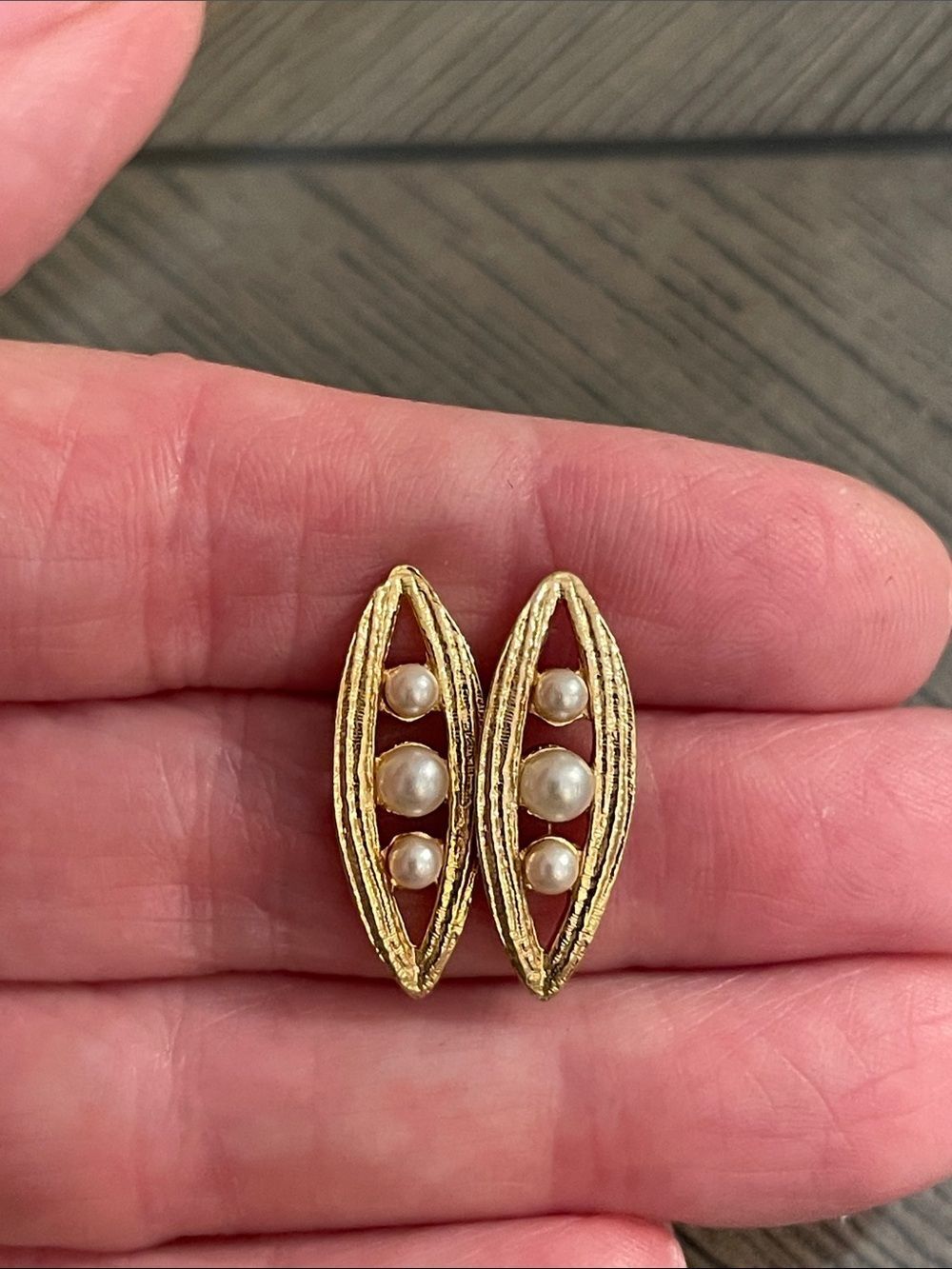 Vintage “Peas in a Pod" Costume Earrings Gold-tone & Faux Pearls Post Earrings - Picture 14 of 14